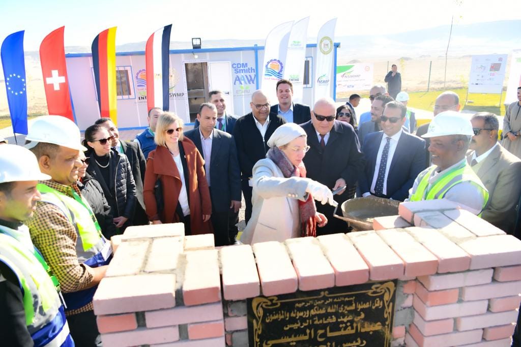 وزيرة البيئة ومحافظ قنا يضعان حجرى الاساس لمصنع المدفن الصحى