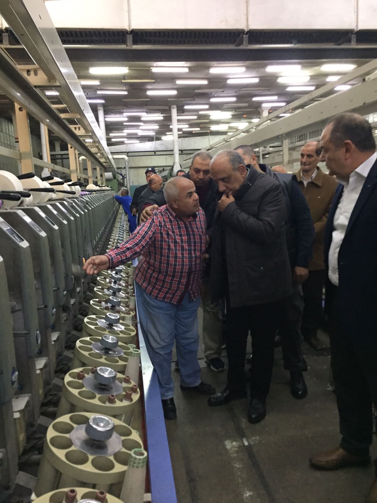 وزير قطاع الأعمال في جولة ميدانية بشركة مصر للغزل والنسيج