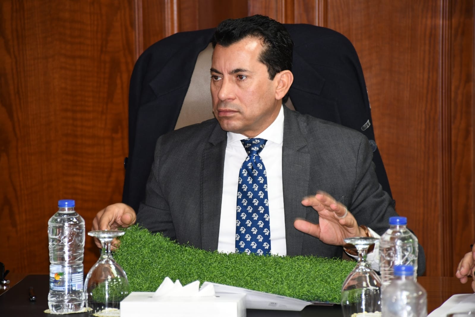 وزير الشباب والرياضة مع أعضاء مجلس النواب