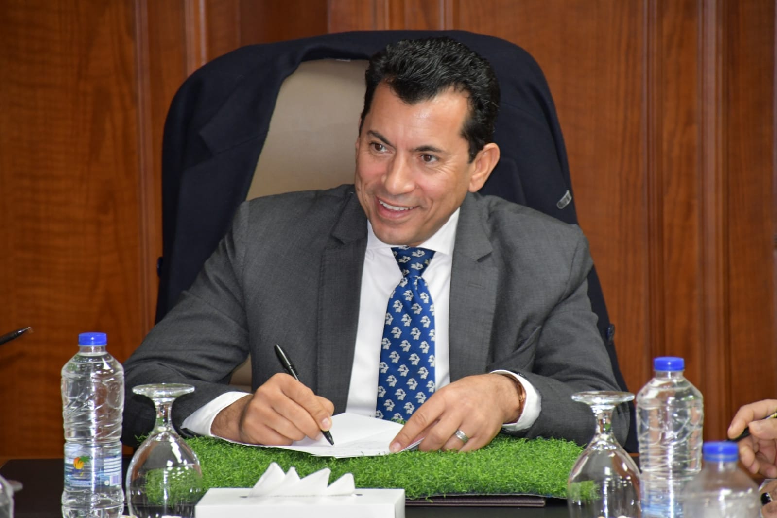 وزير الشباب والرياضة مع أعضاء مجلس النواب
