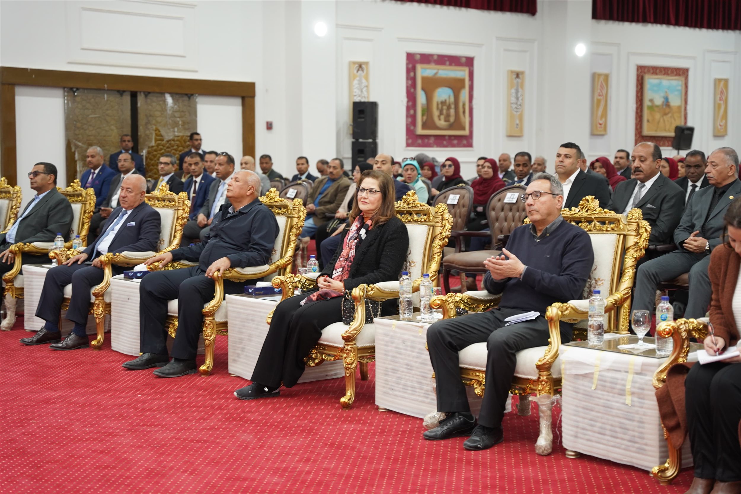 وزيرة التخطيط تلتقي بالقيادات والعاملين بالعاصمة الإدارية بالوادي الجديد