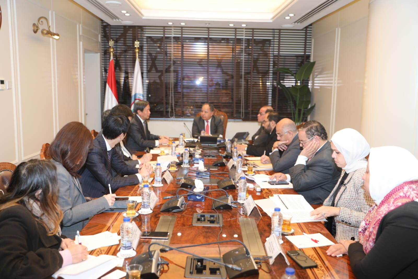 وزير المالية في اجتماع مع نائب رئيس
