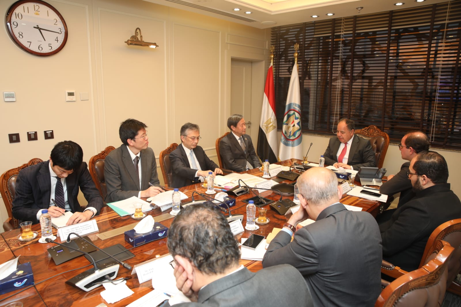 وزير المالية في اجتماع مع نائب رئيس