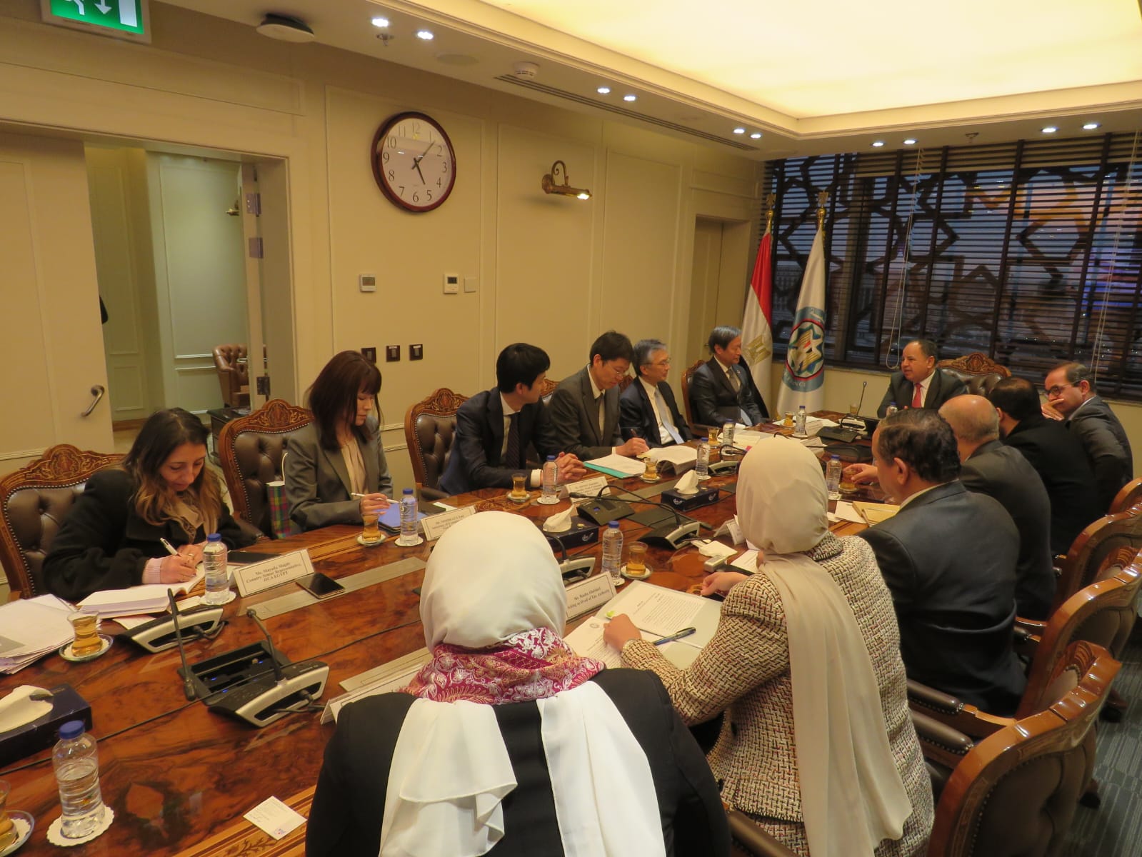 وزير المالية في اجتماع مع نائب رئيس