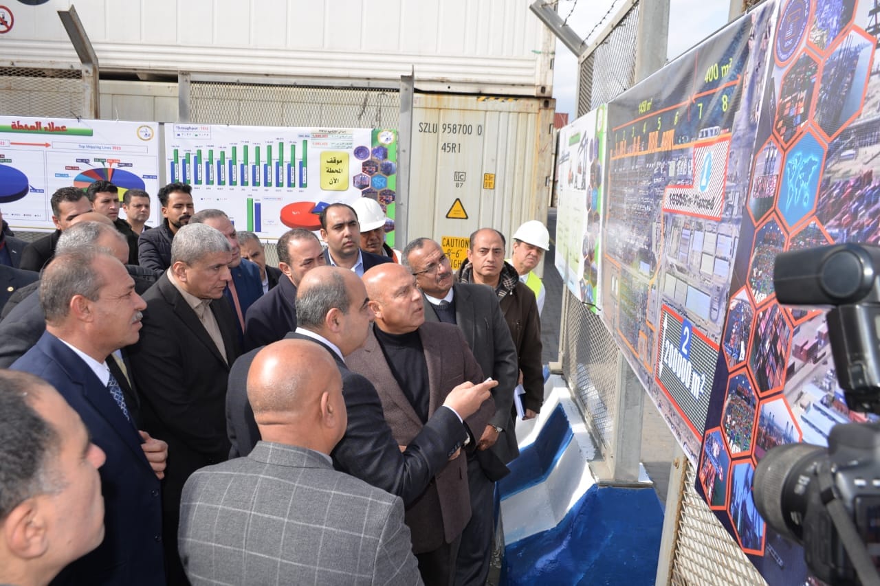 وزير النقل خلال جولة تفقدية بميناء دمياط البحري ومتابعة تنفيذ المشروعات الجاري تنفيذها بالميناء