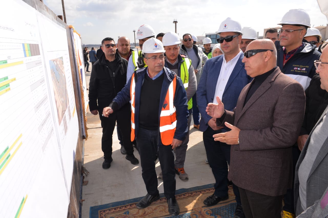 وزير النقل خلال جولة تفقدية بميناء دمياط البحري ومتابعة تنفيذ المشروعات الجاري تنفيذها بالميناء