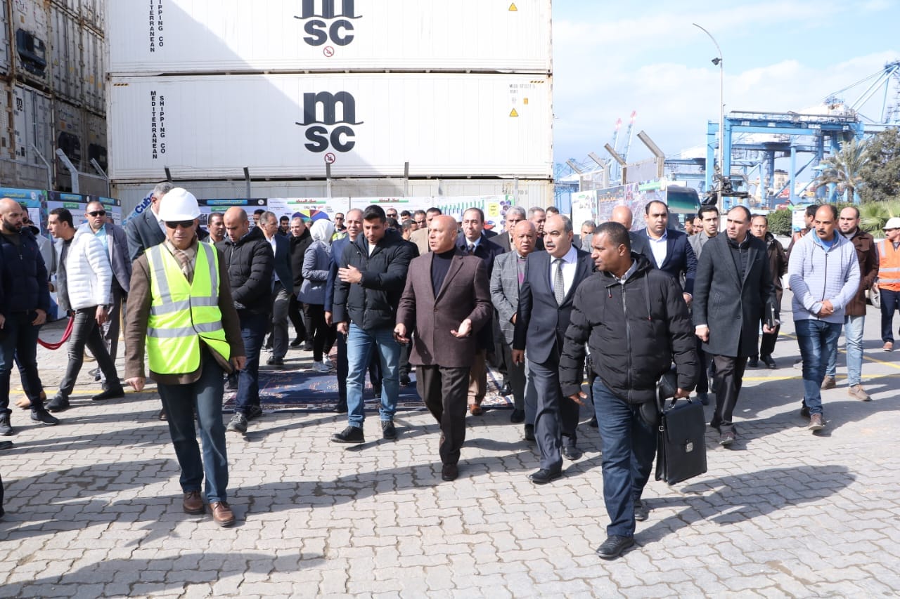 وزير النقل خلال جولة تفقدية بميناء دمياط البحري ومتابعة تنفيذ المشروعات الجاري تنفيذها بالميناء