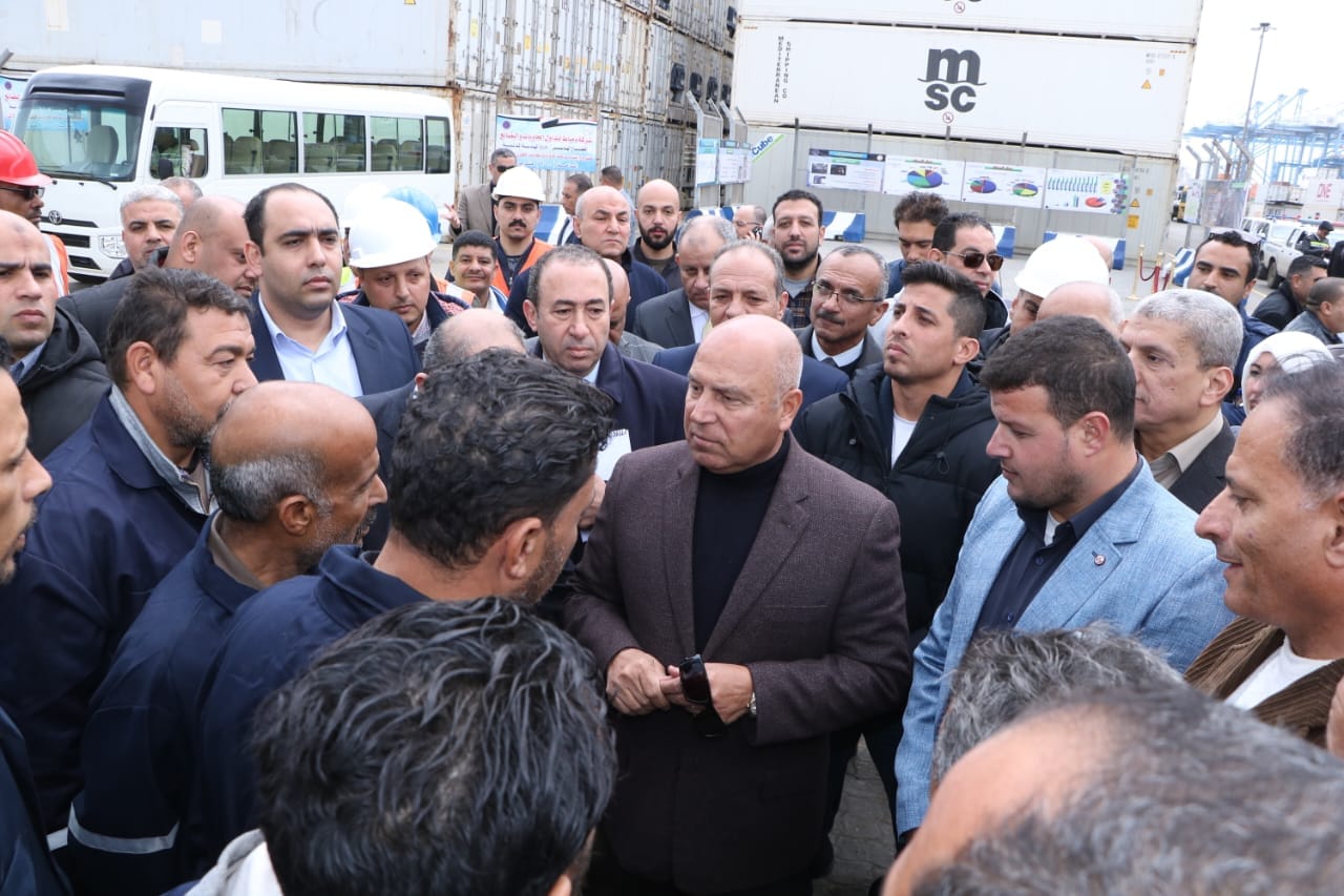 وزير النقل خلال جولة تفقدية بميناء دمياط البحري ومتابعة تنفيذ المشروعات الجاري تنفيذها بالميناء