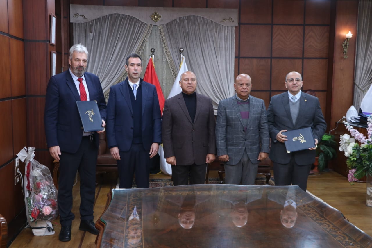 وزير النقل خلال جولة تفقدية بميناء دمياط البحري ومتابعة تنفيذ المشروعات الجاري تنفيذها بالميناء