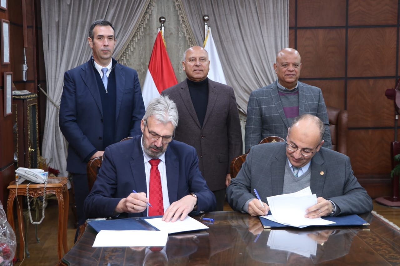 وزير النقل خلال جولة تفقدية بميناء دمياط البحري ومتابعة تنفيذ المشروعات الجاري تنفيذها بالميناء