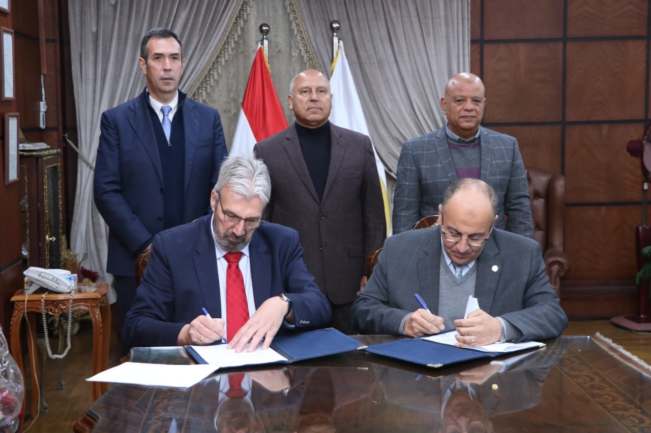 وزير النقل خلال جولة تفقدية بميناء دمياط البحري ومتابعة تنفيذ المشروعات الجاري تنفيذها بالميناء