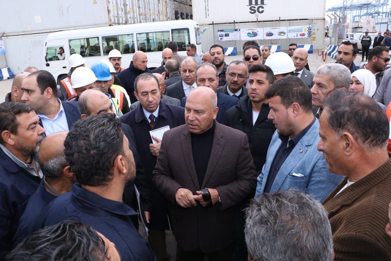 وزير النقل خلال جولة تفقدية بميناء دمياط البحري ومتابعة تنفيذ المشروعات الجاري تنفيذها بالميناء