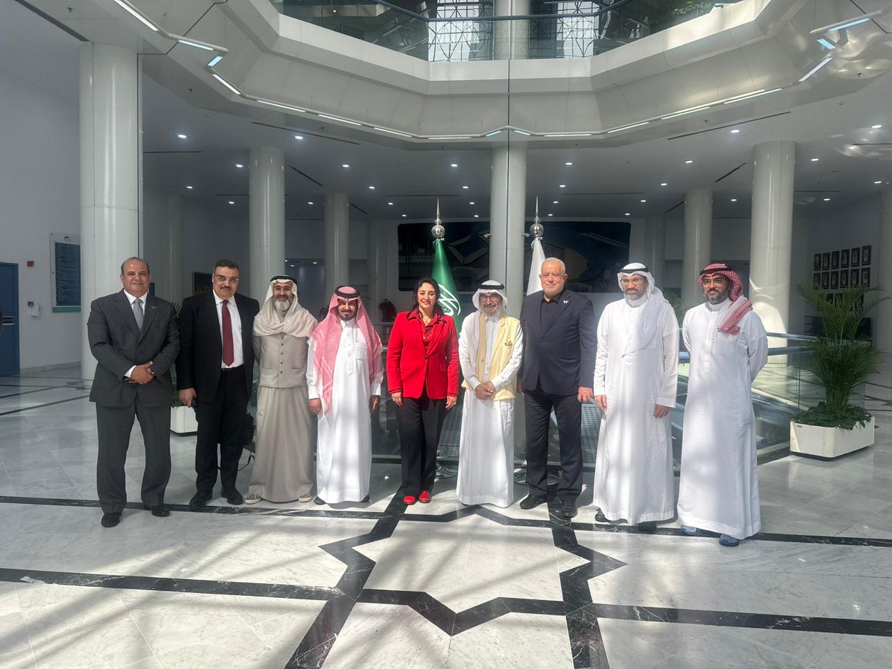 نائب وزير السياحة مع رئيس إدارة غرفة التجارة الصناعية بجدة