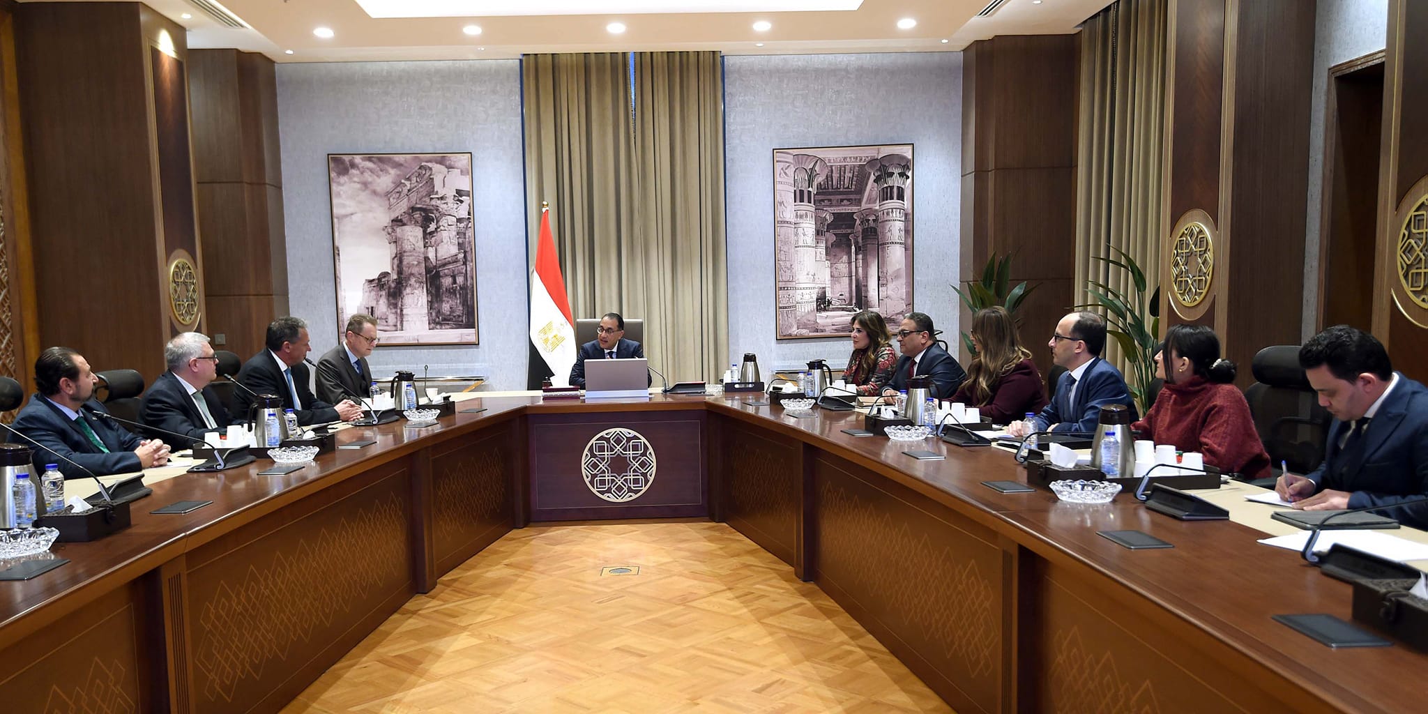 رئيس الوزراء يلتقي مسئولي شركة مرسيدس بنز