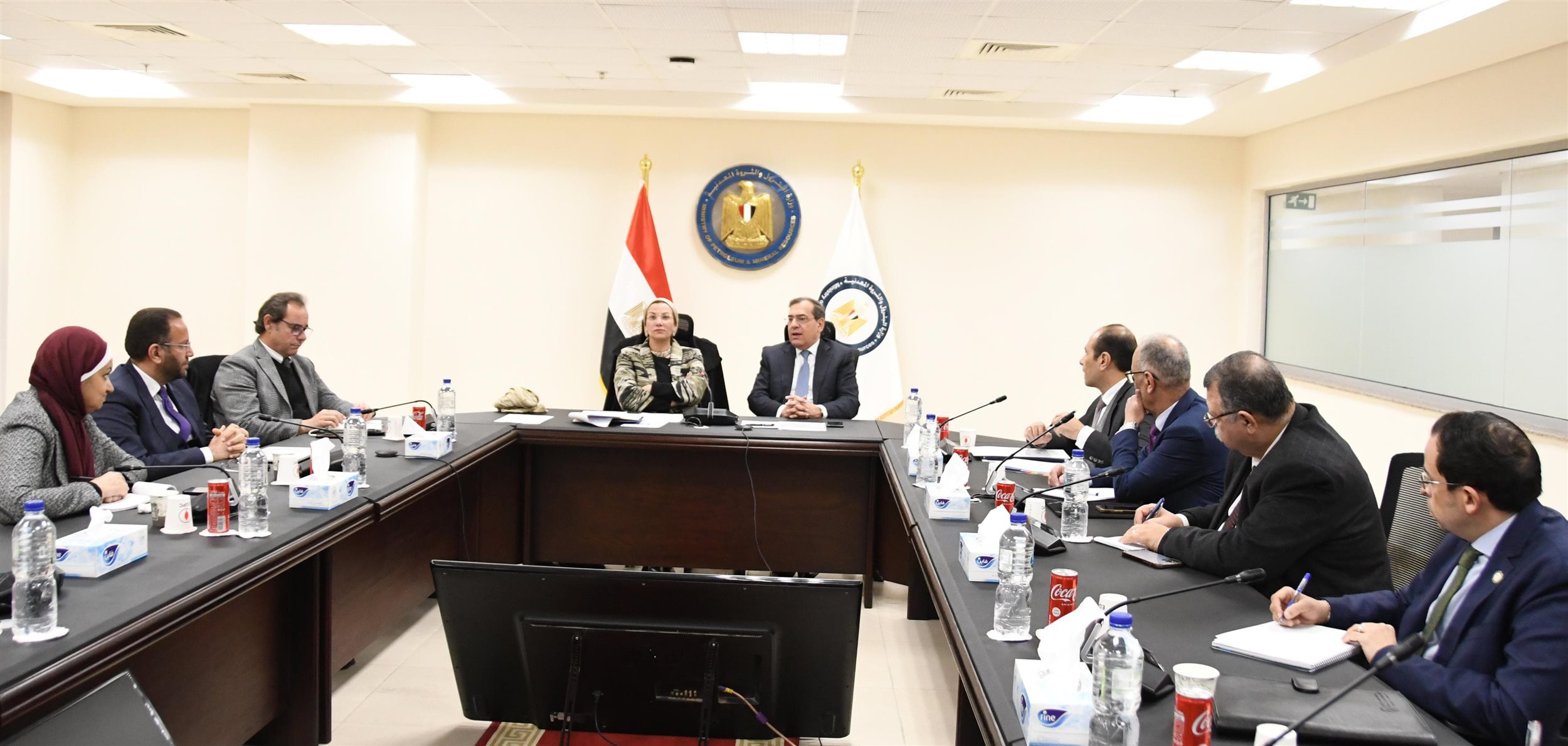 وزير البترول يجتمع مع وزيرة البيئة