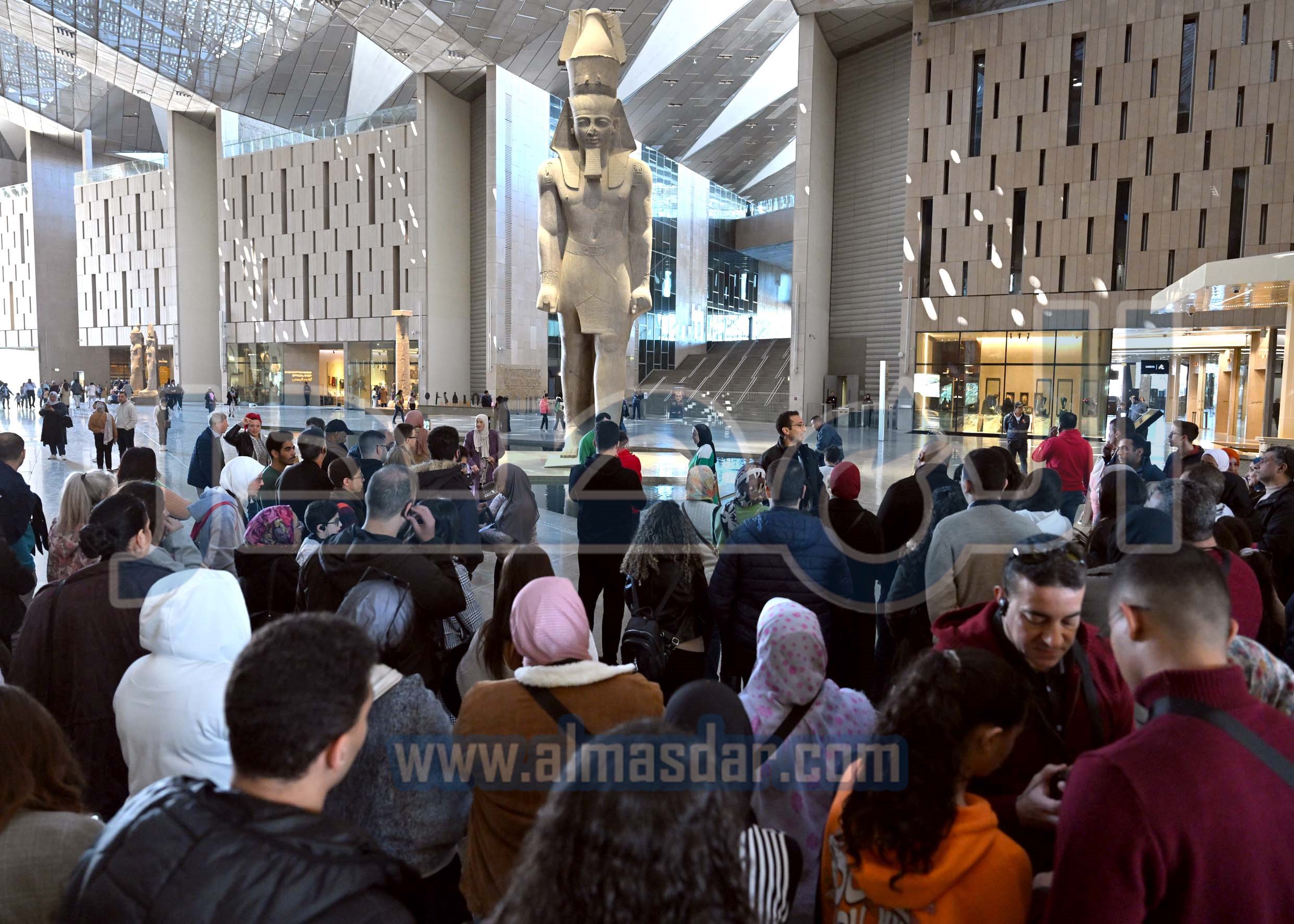 مدبولي يتفقد الأعمال النهائية لمشروع المتحف المصري الكبير