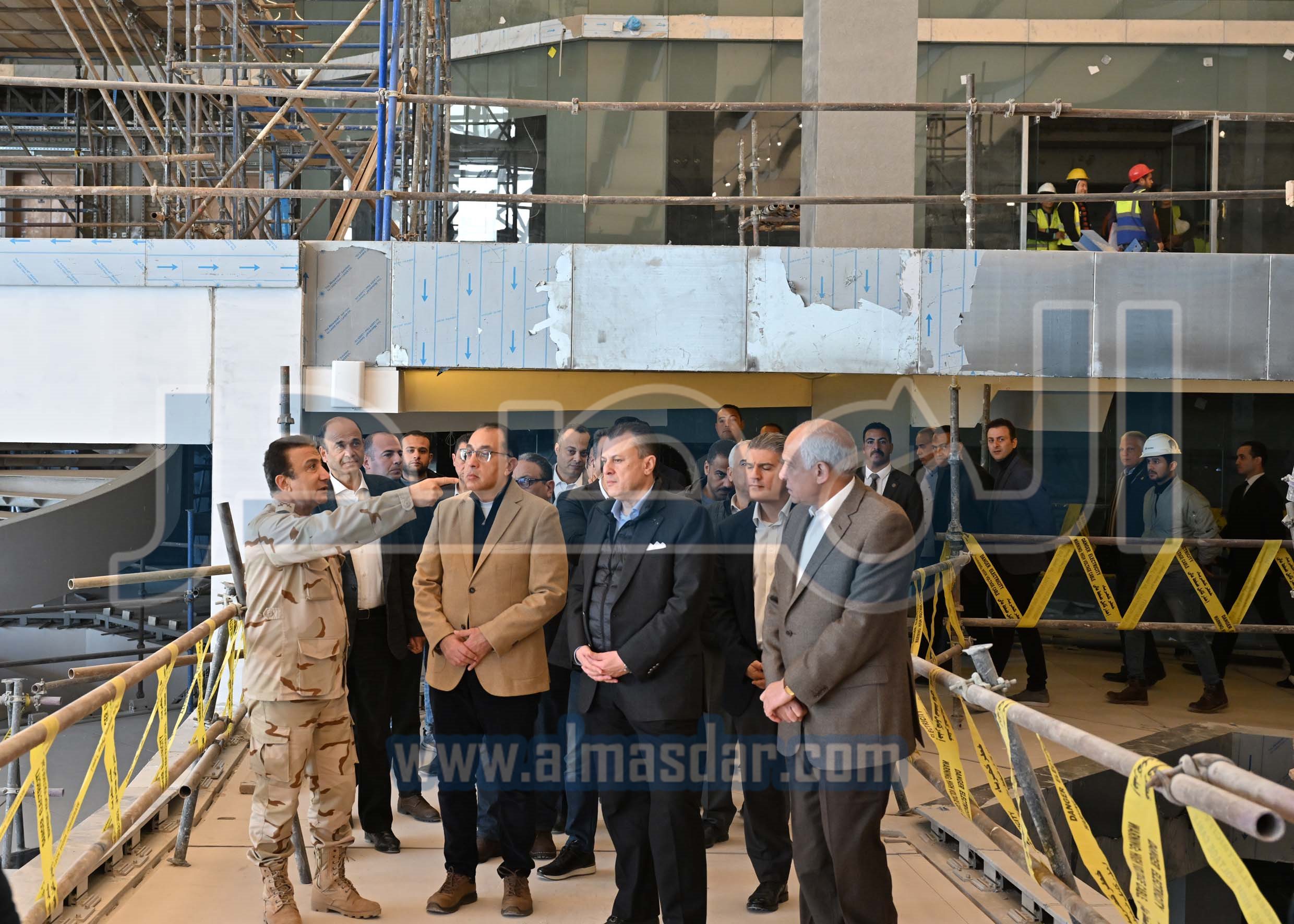 مدبولي يتفقد الأعمال النهائية لمشروع المتحف المصري الكبير