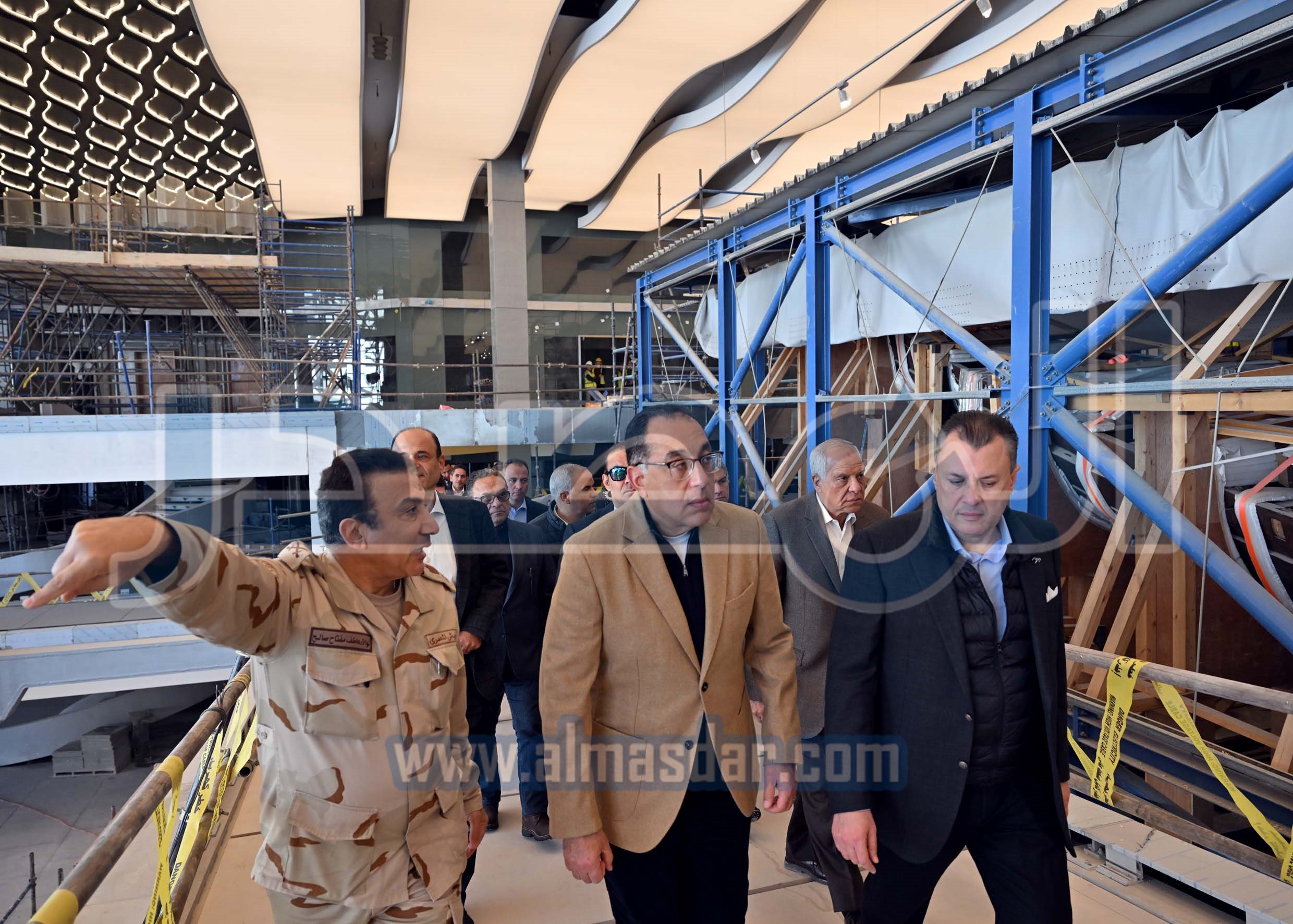 مدبولي يتفقد الأعمال النهائية لمشروع المتحف المصري الكبير