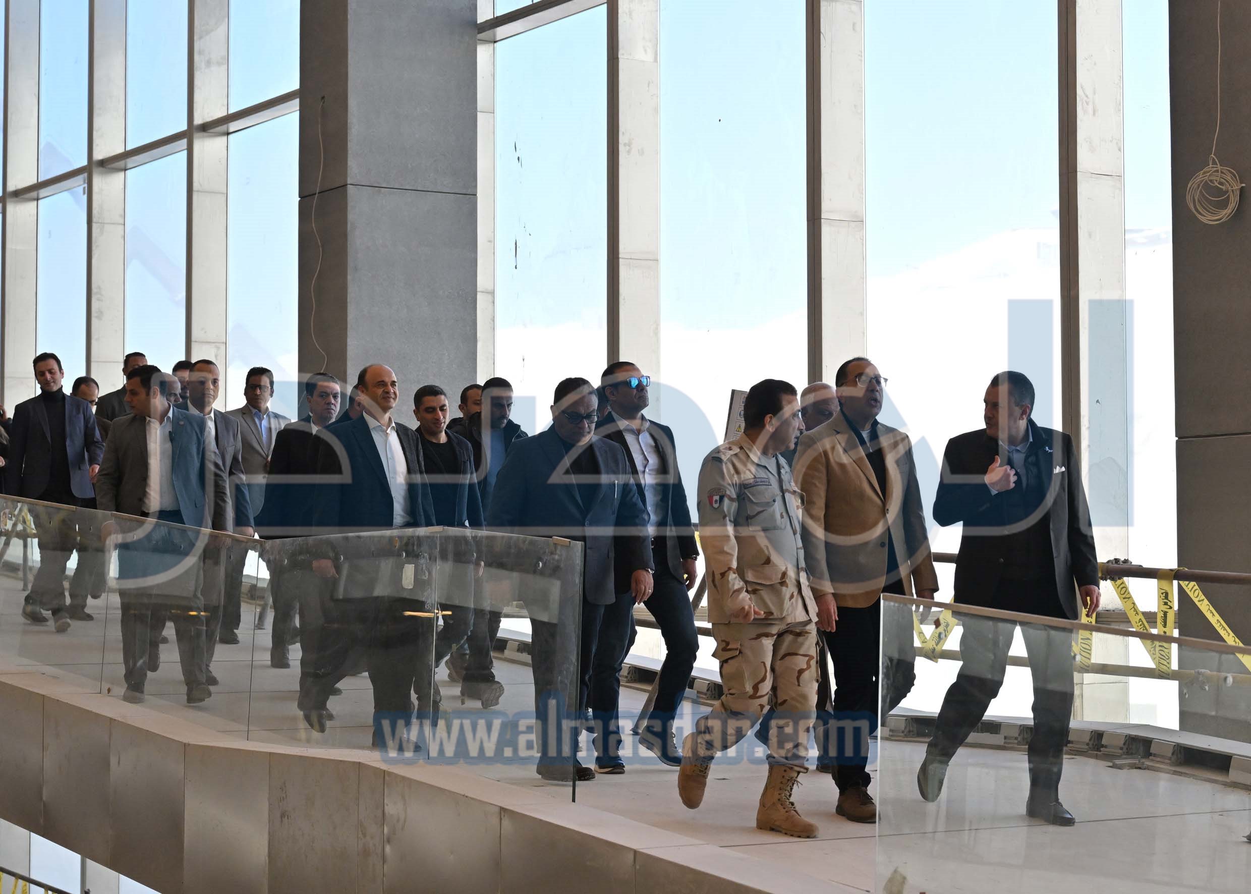 مدبولي يتفقد الأعمال النهائية لمشروع المتحف المصري الكبير