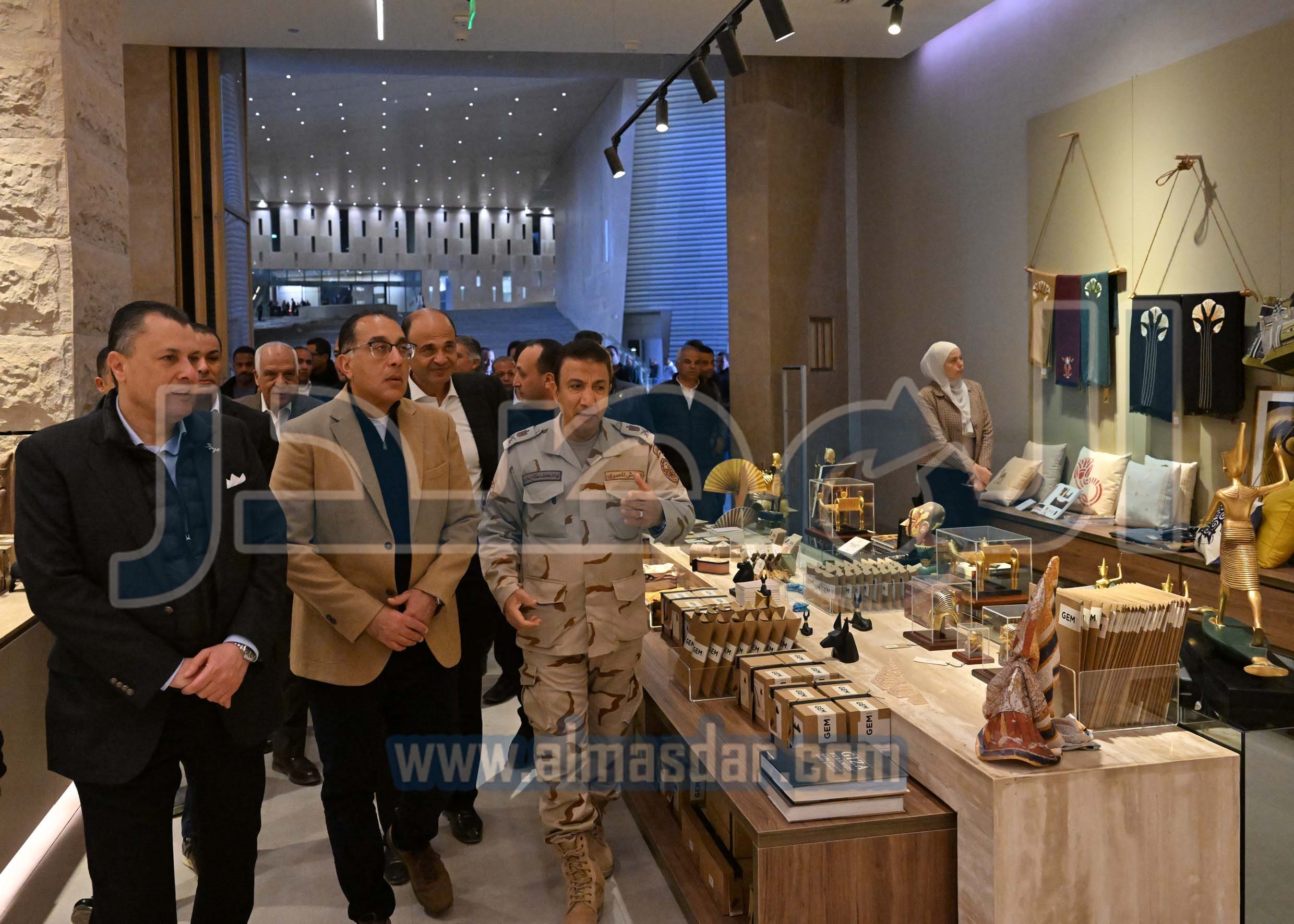 مدبولي يتفقد الأعمال النهائية لمشروع المتحف المصري الكبير