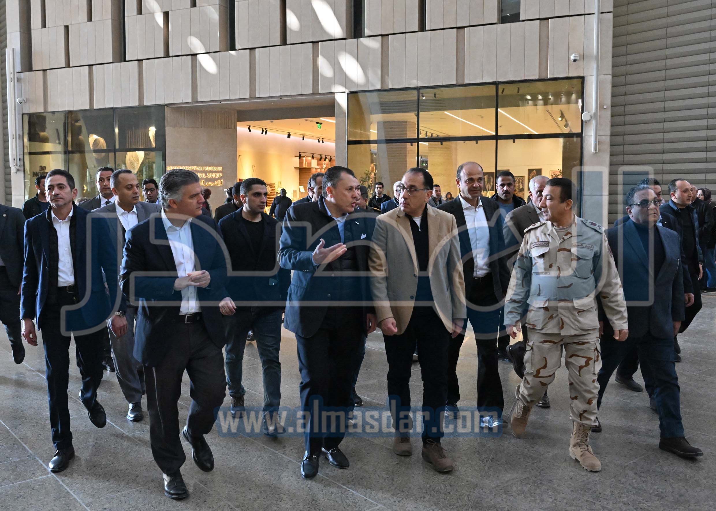 مدبولي يتفقد الأعمال النهائية لمشروع المتحف المصري الكبير