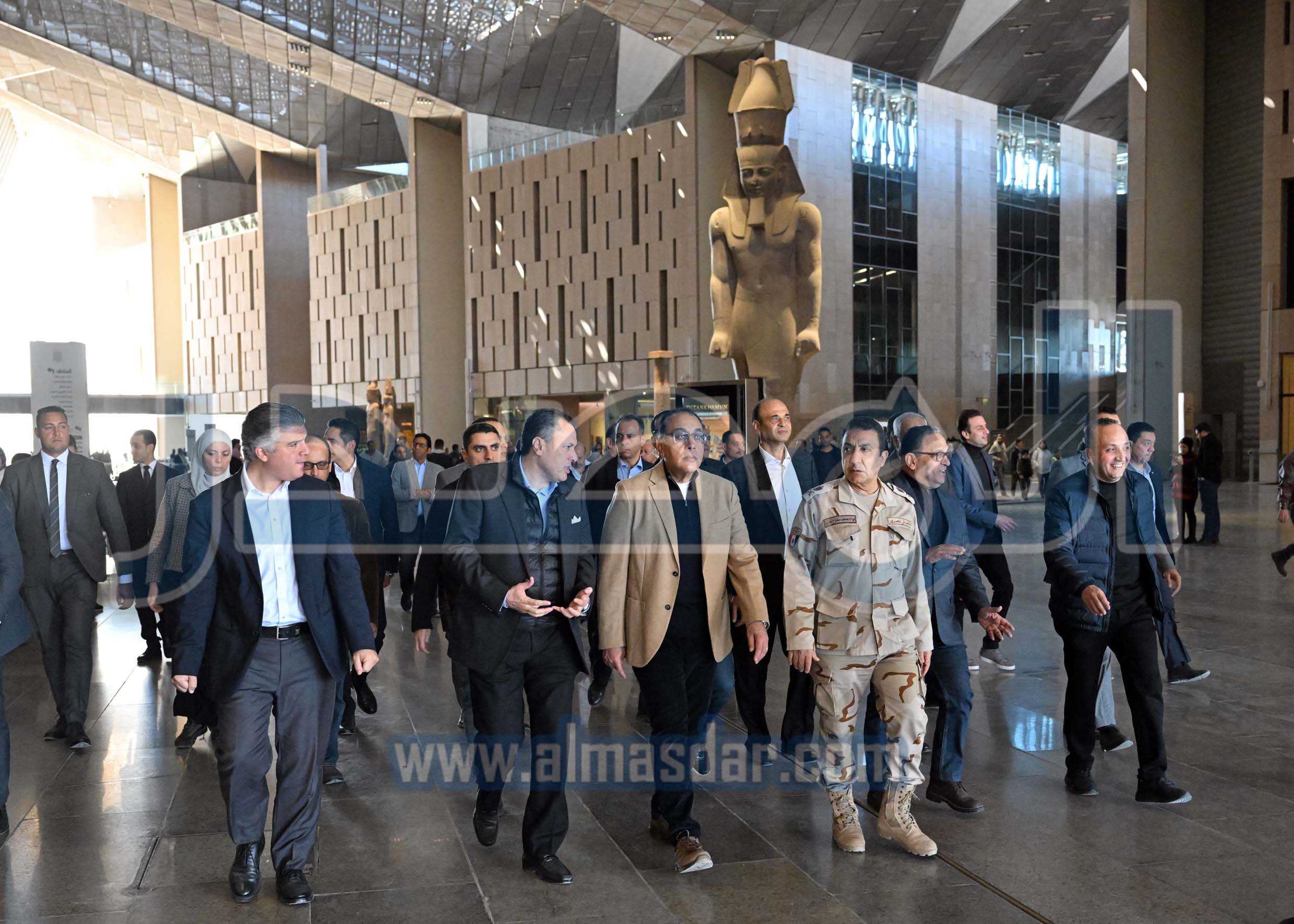مدبولي يتفقد الأعمال النهائية لمشروع المتحف المصري الكبير