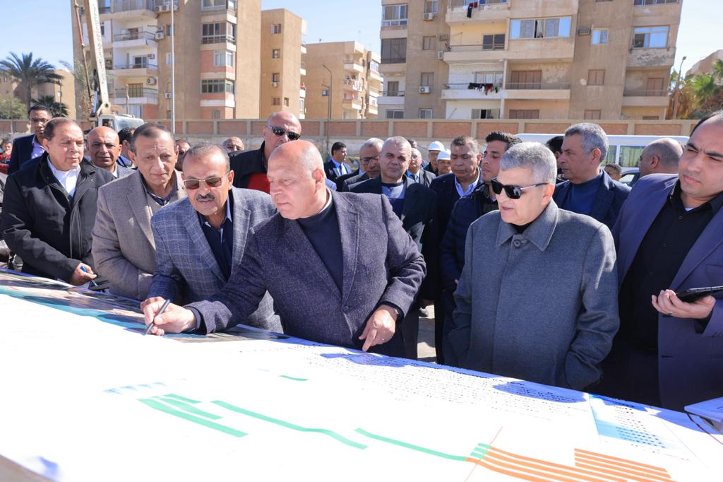 وزير النقل ورئيس قناة السويس يتفقدان ترسانة السويس البحرية