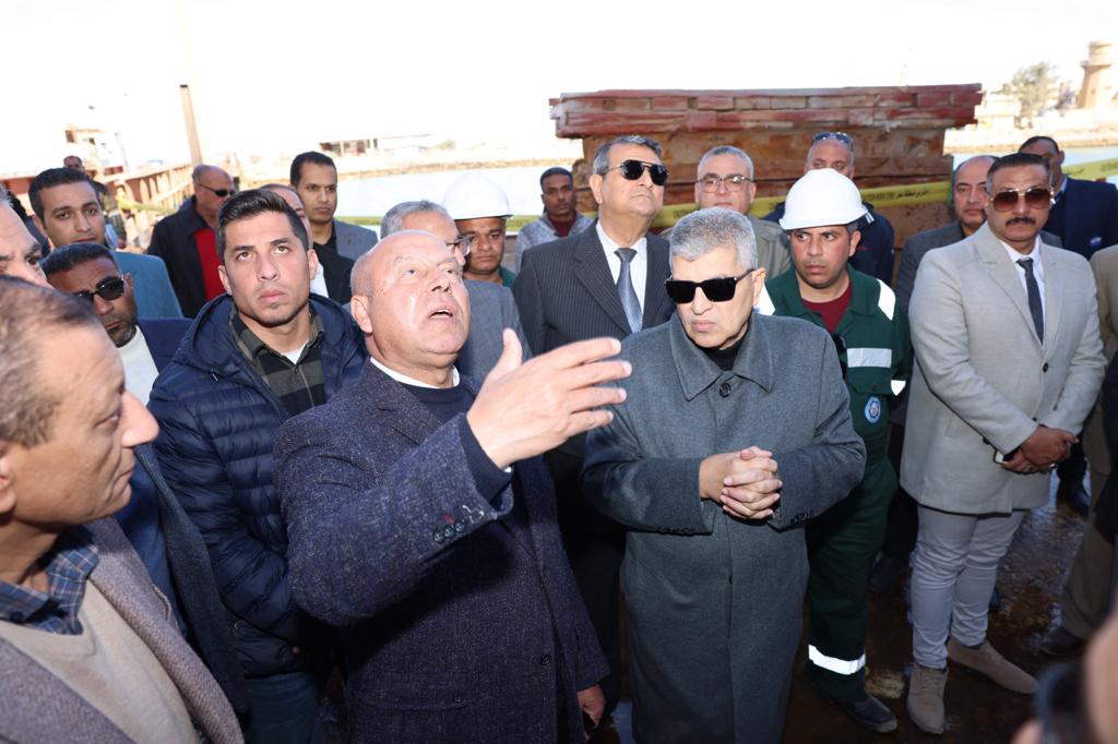وزير النقل ورئيس قناة السويس يتفقدان ترسانة السويس البحرية