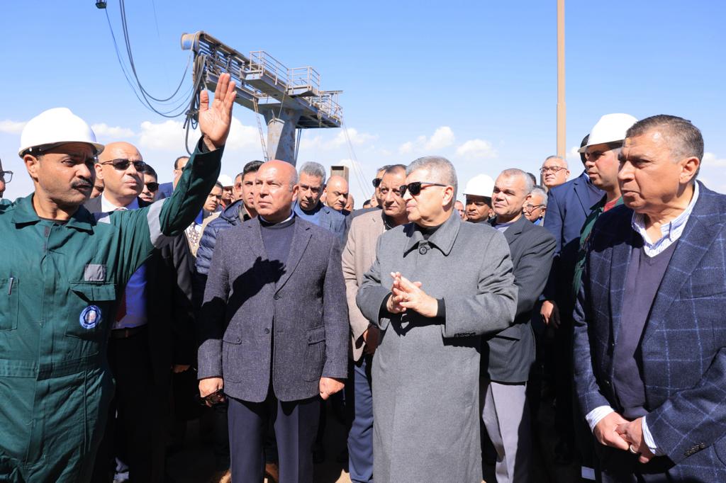 وزير النقل ورئيس قناة السويس يتفقدان ترسانة السويس البحرية
