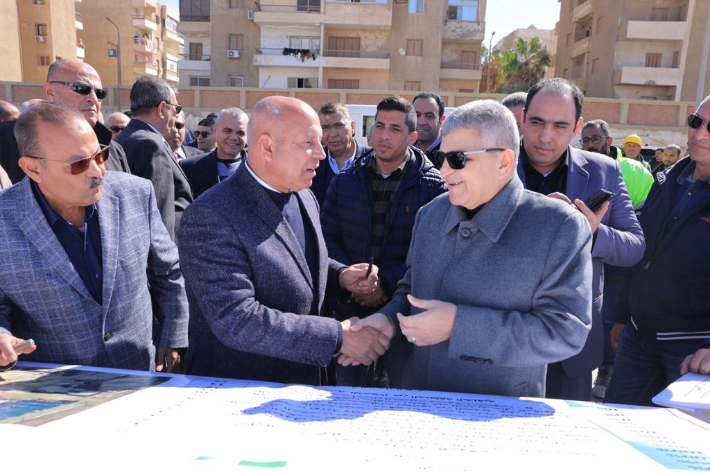 وزير النقل ورئيس قناة السويس يتفقدان ترسانة السويس البحرية