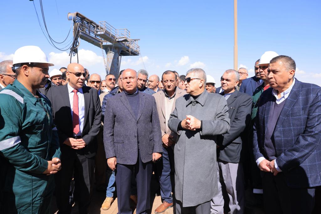 وزير النقل ورئيس قناة السويس يتفقدان ترسانة السويس البحرية