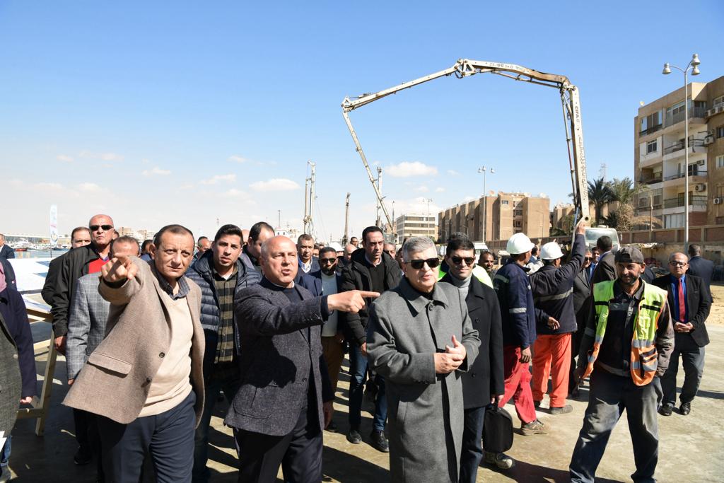 وزير النقل ورئيس قناة السويس يتفقدان ترسانة السويس البحرية
