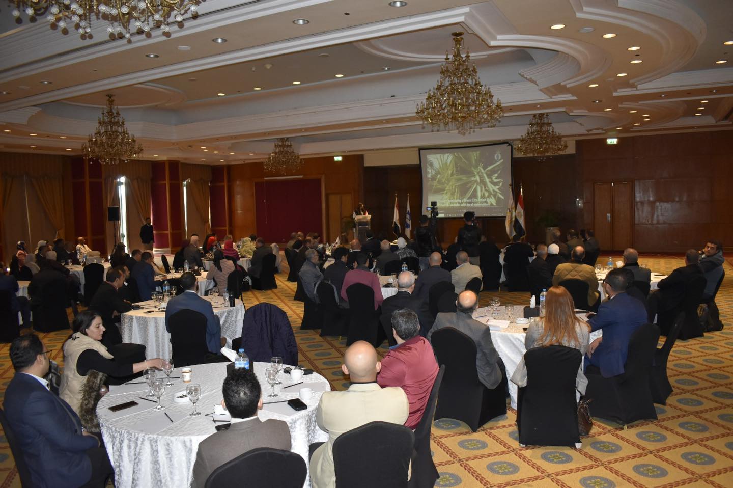 مساعد وزير الإسكان مع مسئولو المجتمعات العمرانية