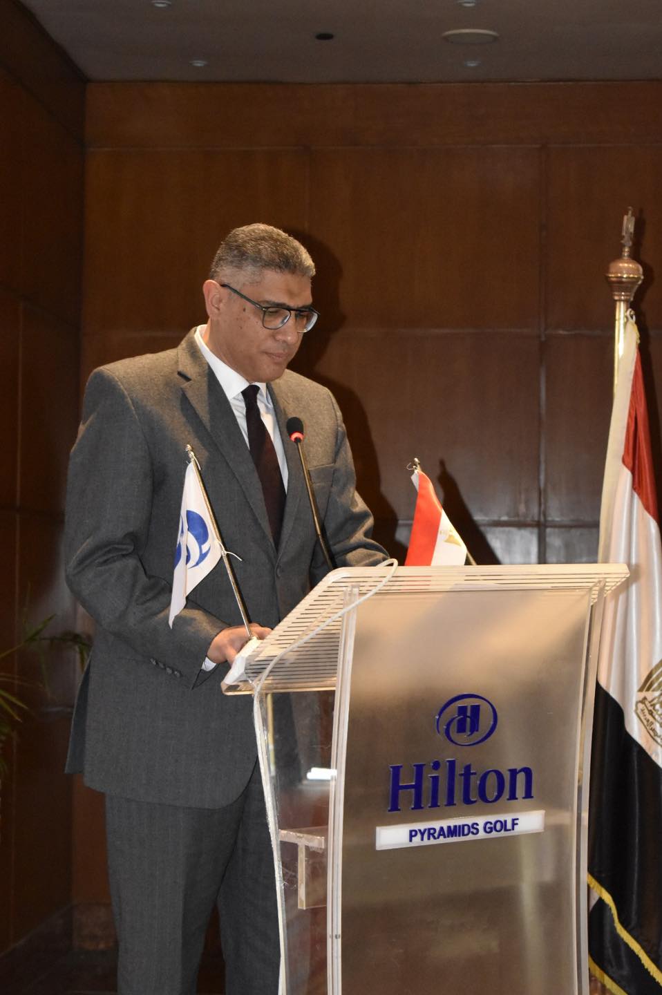 مساعد وزير الإسكان مع مسئولو المجتمعات العمرانية
