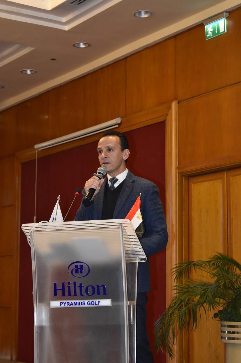 مساعد وزير الإسكان مع مسئولو المجتمعات العمرانية