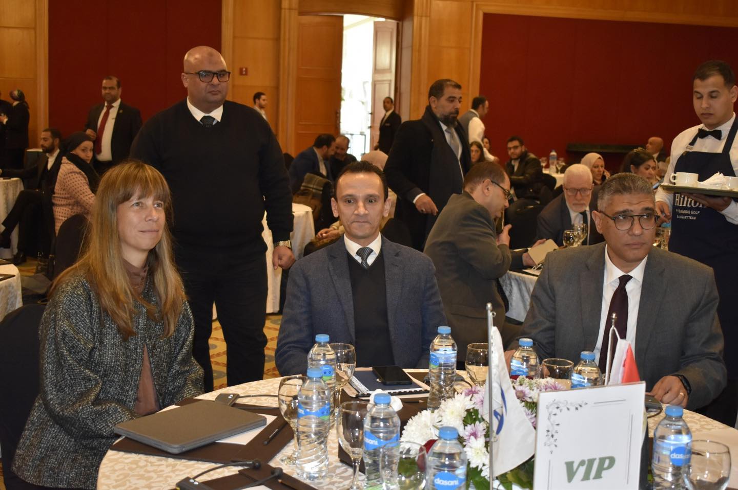 مساعد وزير الإسكان مع مسئولو المجتمعات العمرانية