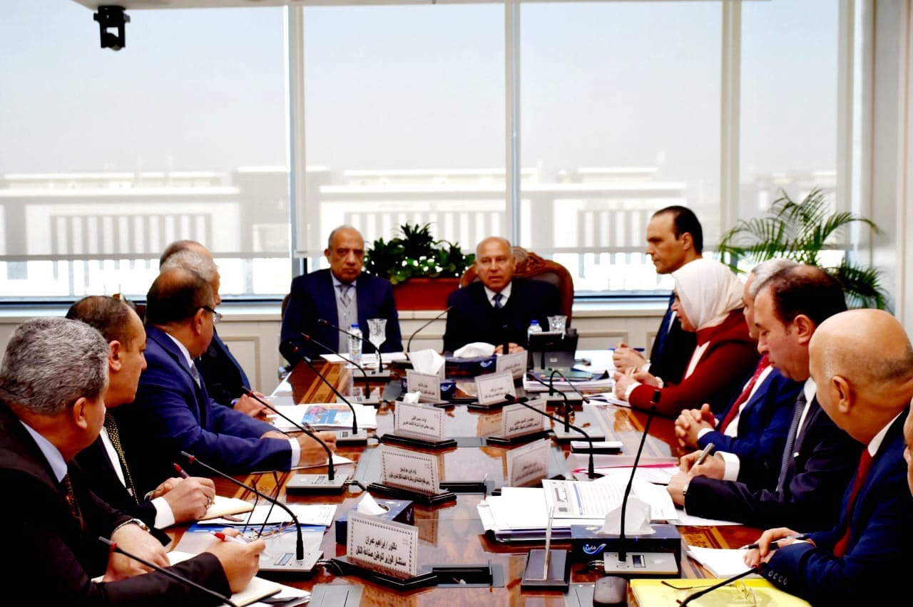 وزيرا النقل وقطاع الاعمال يبحثان توطين صناعة الاتوبيسات