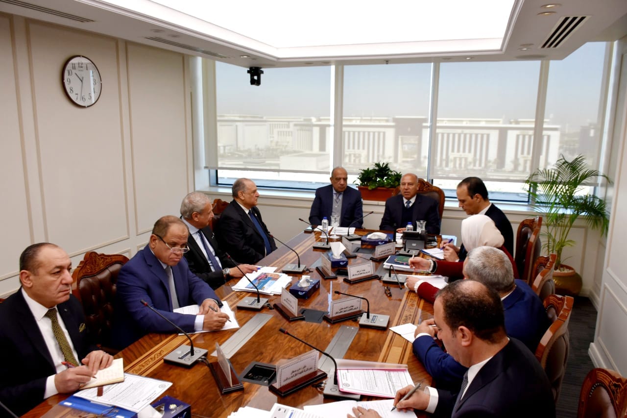 وزيرا النقل وقطاع الاعمال يبحثان توطين صناعة الاتوبيسات