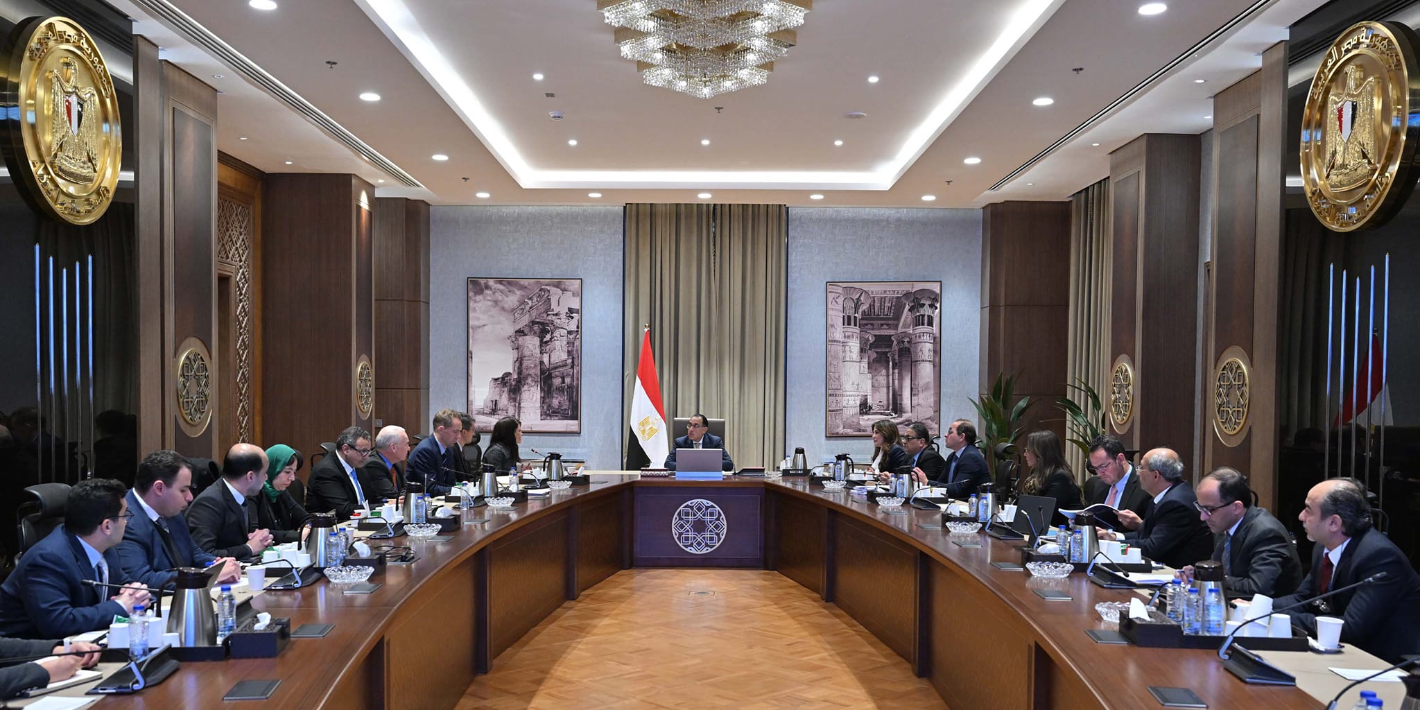 رئيس الوزراء مع مسئولي البنك الدولي