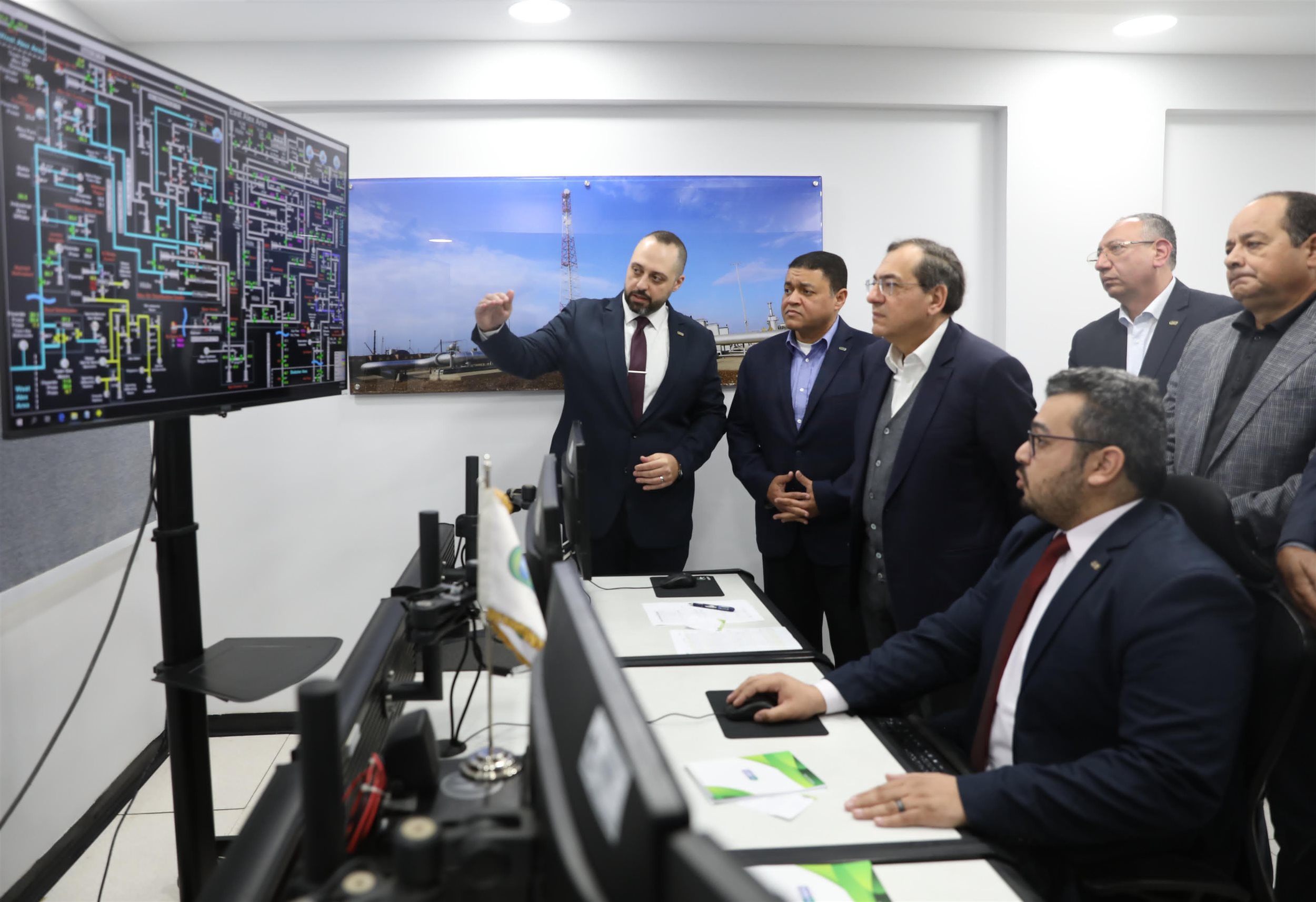 وزير البترول يتفقد مركز التحكم التبادلى الجديد