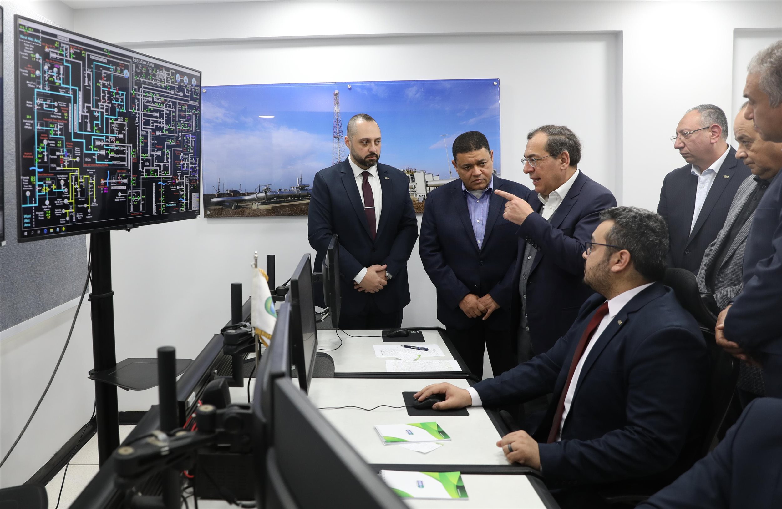 وزير البترول يتفقد مركز التحكم التبادلى الجديد