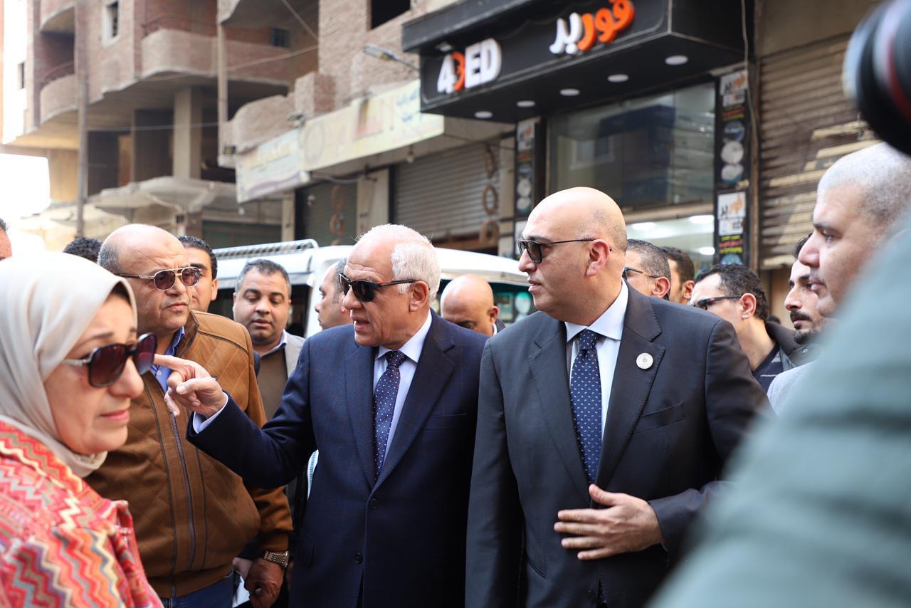 محافظ الجيزة وباسل رحمي يتفقدان مشروعات المناطق غير المخططة