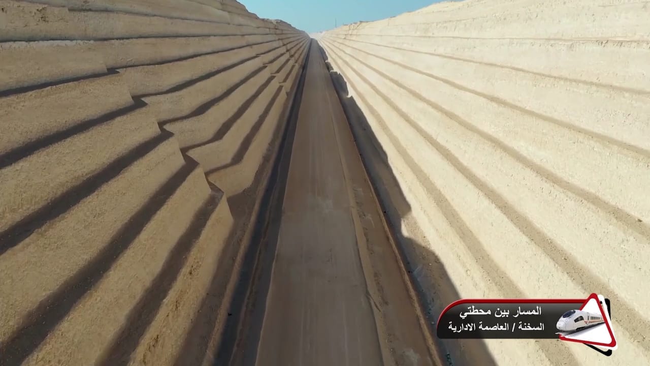 وزير النقل يتفقد مواقع العمل بالخط الأول من مشروع القطار السريع