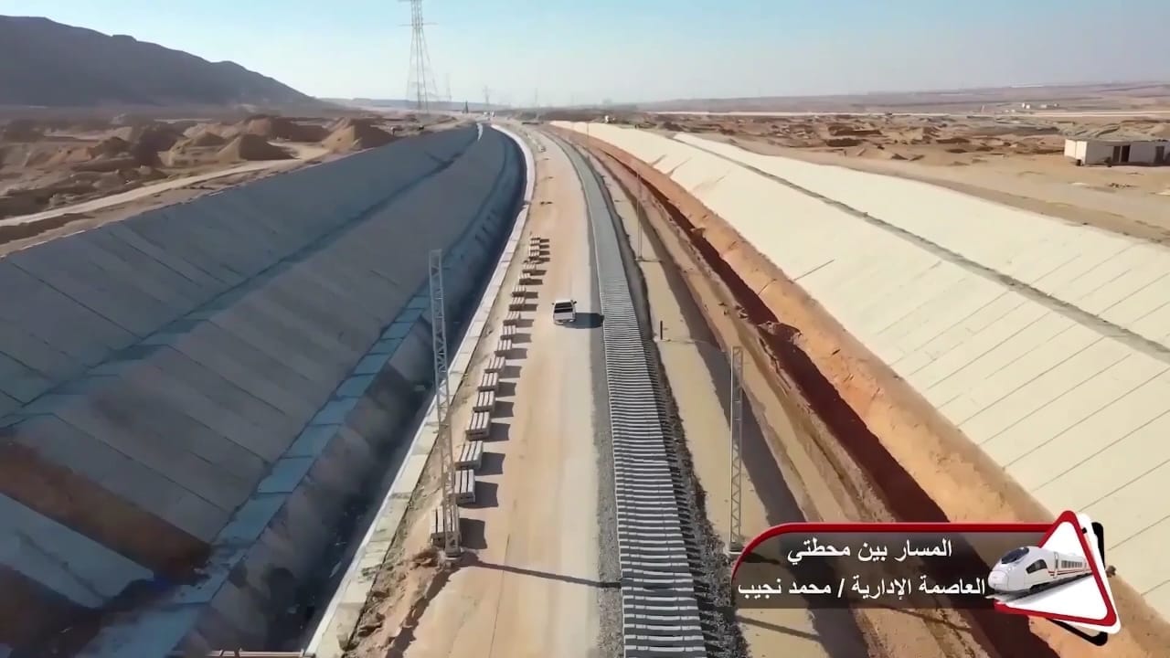 وزير النقل يتفقد مواقع العمل بالخط الأول من مشروع القطار السريع