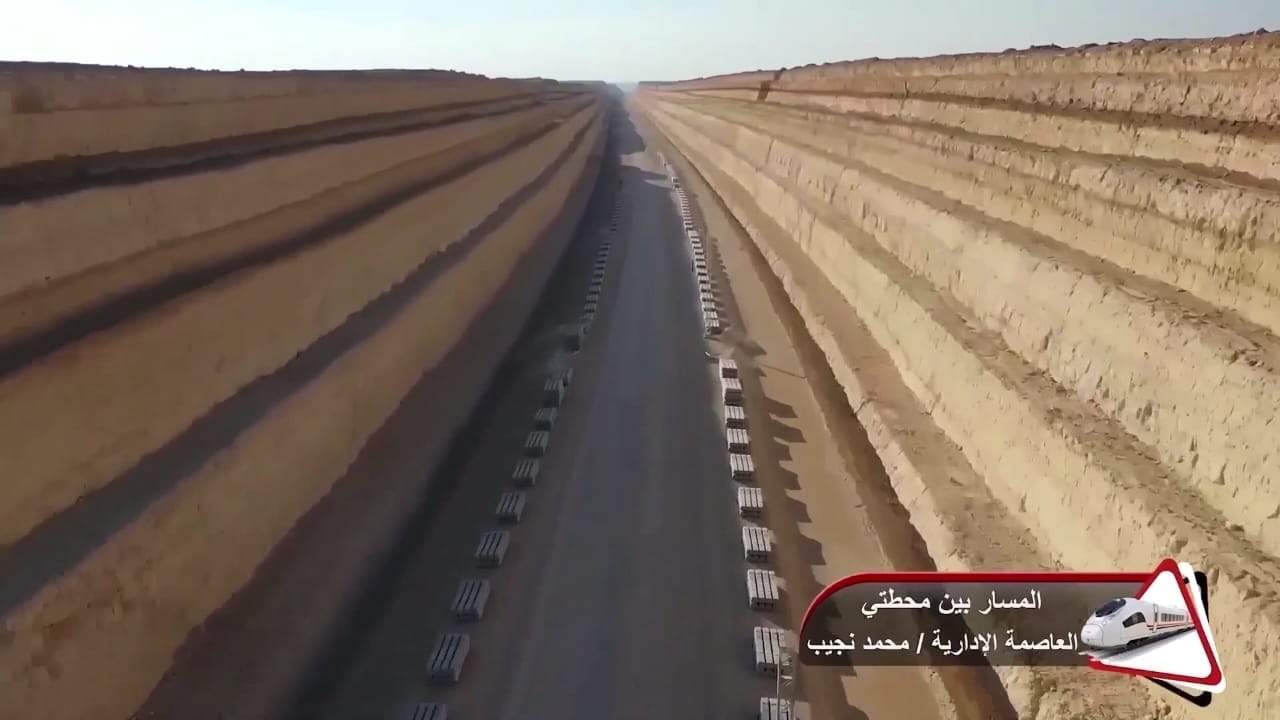 وزير النقل يتفقد مواقع العمل بالخط الأول من مشروع القطار السريع