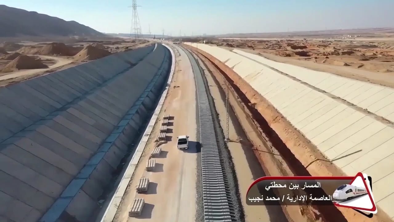 وزير النقل يتفقد مواقع العمل بالخط الأول من مشروع القطار السريع