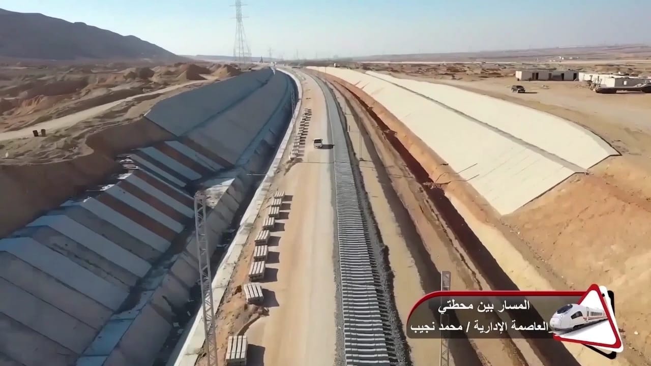 وزير النقل يتفقد مواقع العمل بالخط الأول من مشروع القطار السريع