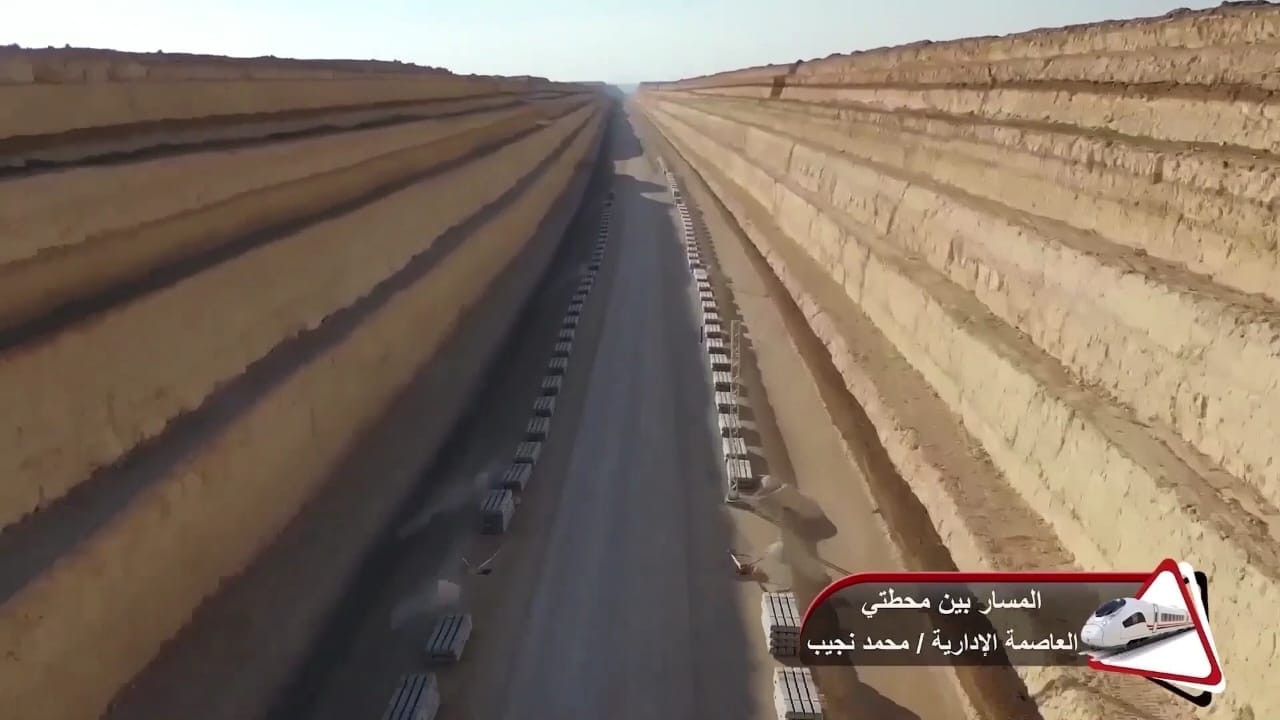 وزير النقل يتفقد مواقع العمل بالخط الأول من مشروع القطار السريع