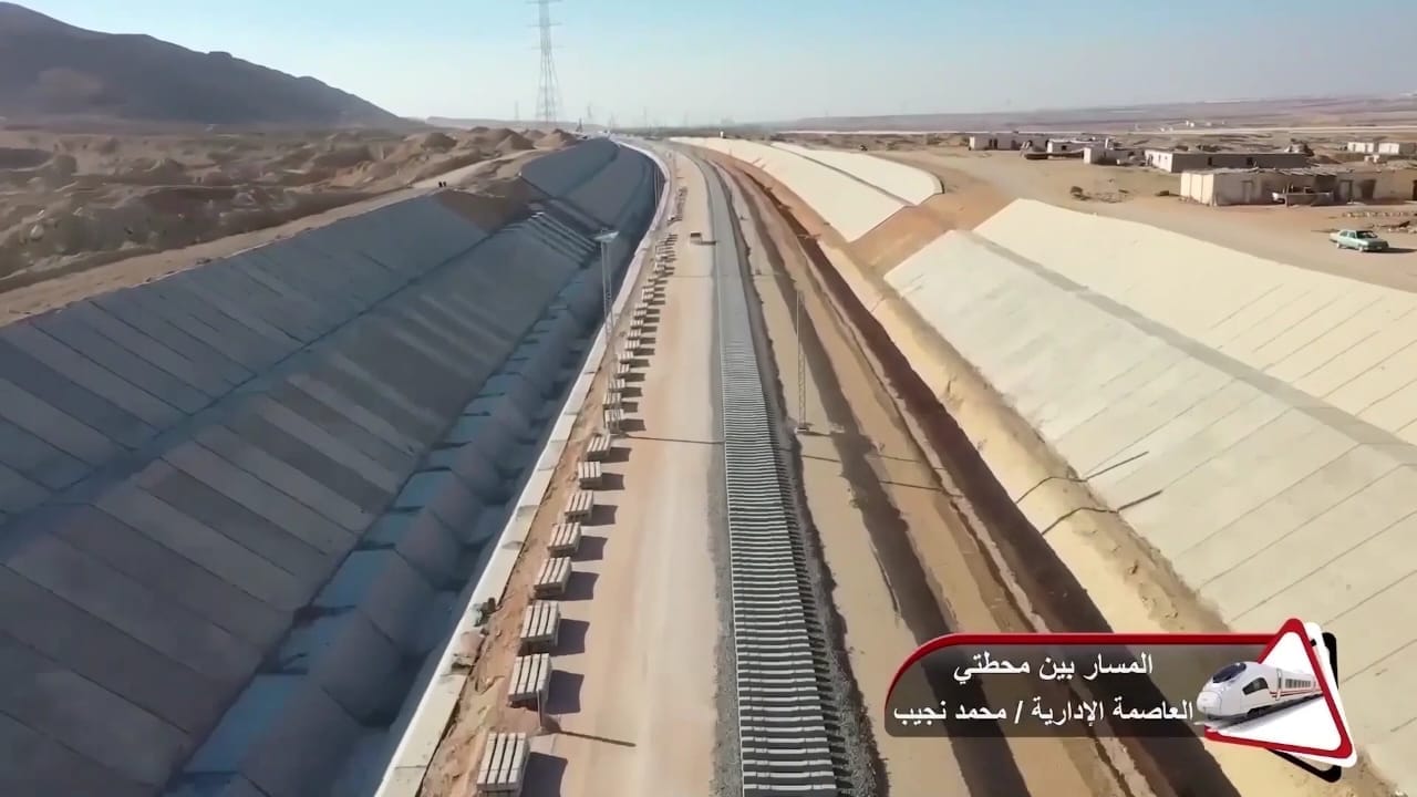 وزير النقل يتفقد مواقع العمل بالخط الأول من مشروع القطار السريع