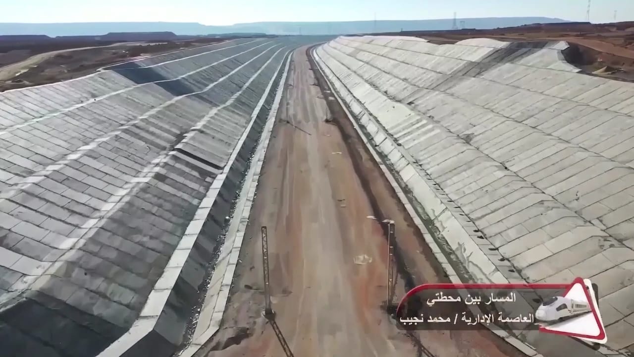وزير النقل يتفقد مواقع العمل بالخط الأول من مشروع القطار السريع